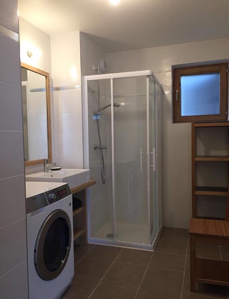 salle de bain avec douche 
lave linge séchant
