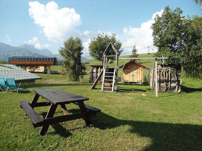 AIRE DE JEUX POUR LES ENFANTS - TABLE & SALON DE JARDIN