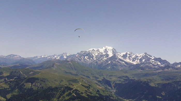 FAMILLE DE SKIEURS ET DE PARAPENTISTES...