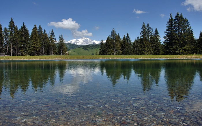 LE PLAN D'EAU DU LACHAT AVEC LE MONT BLANC EN ARRIERE PLAN...