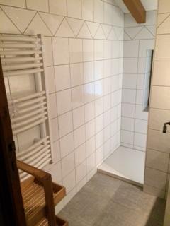 SALLE D'EAU AVEC SECHE SERVIETTES