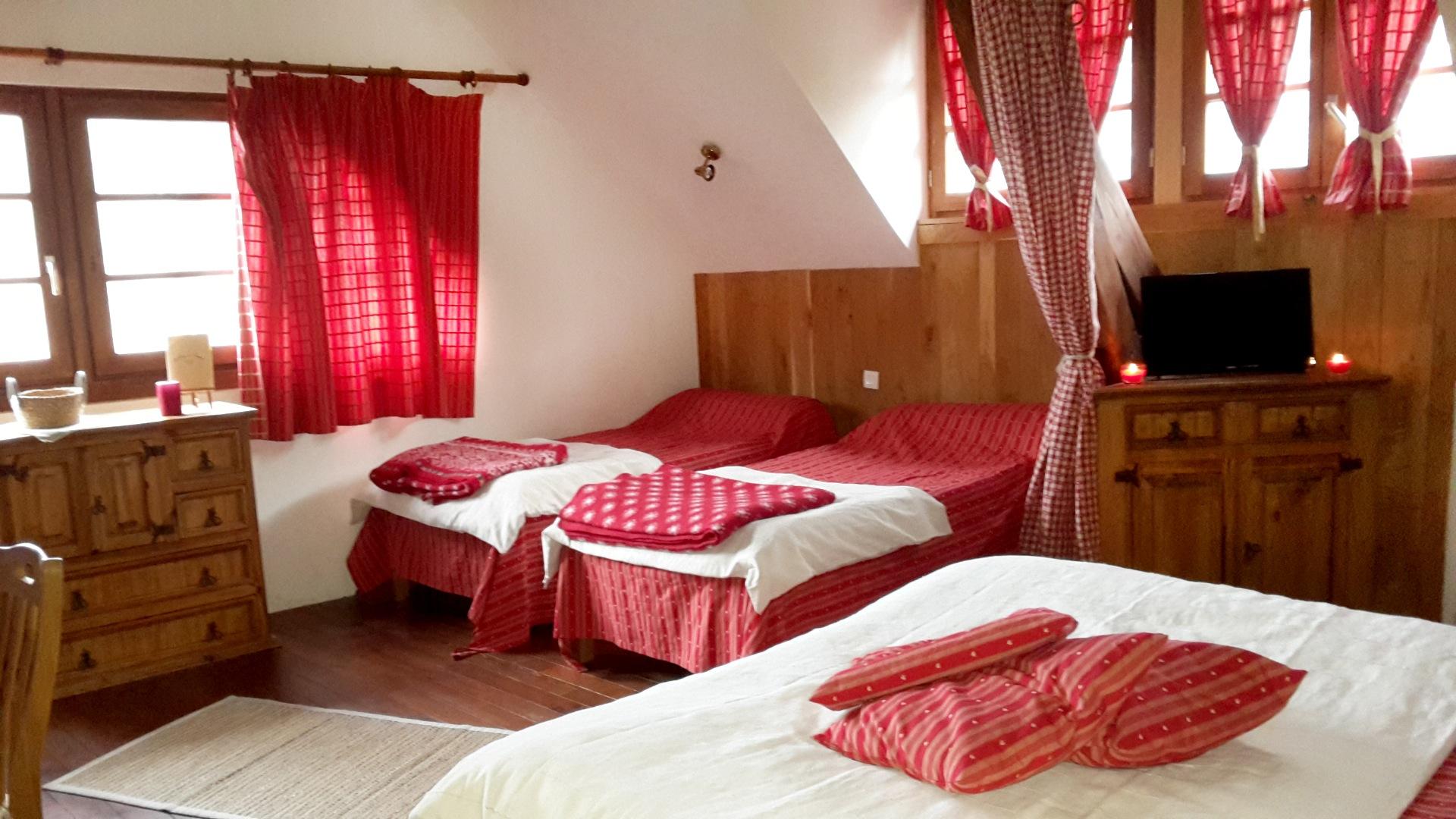 Chambre Lustou , 1 lit 160/200 et 2 lits 90:200
Soit 4 personnes