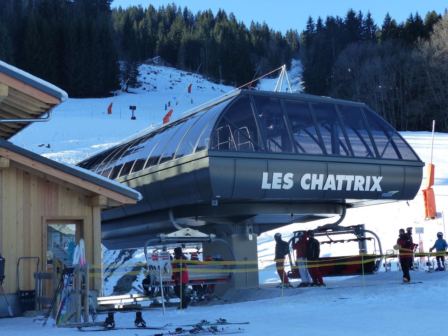 Accès à pied au télésiège des Chattrix  6 places -   accès Domaine skiable Grand Evasion Mont Blanc Saint Gervais Mégève