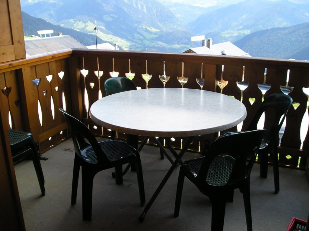 BALCON AVEC SALON DE JARDIN