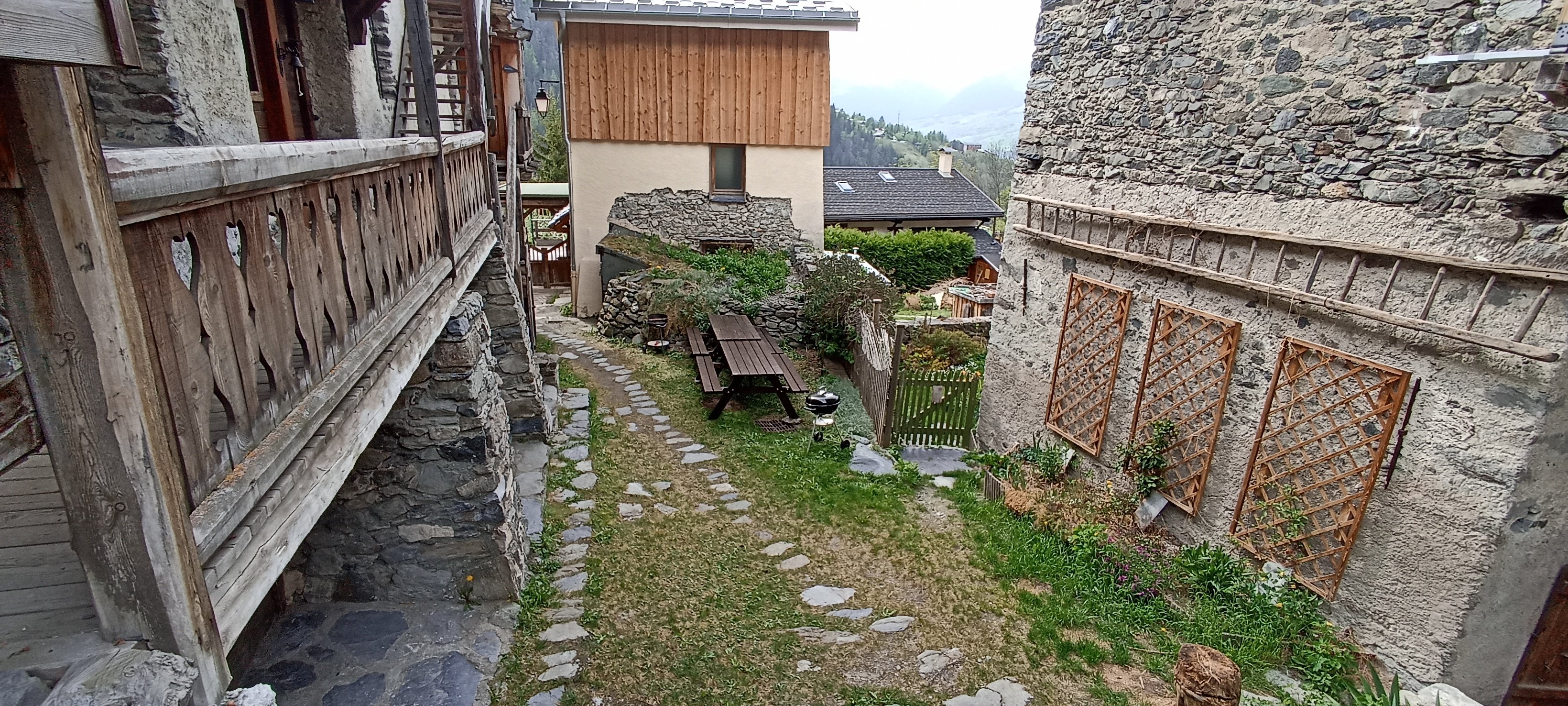 vue de l'espace extérieur, petit jardin avec tables et bbQ