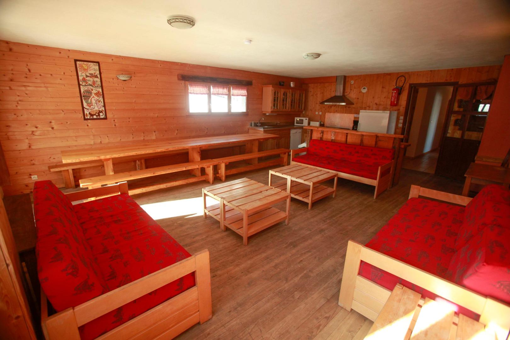 une grande pièce de vie de 35m2,grande table de ferme et salon