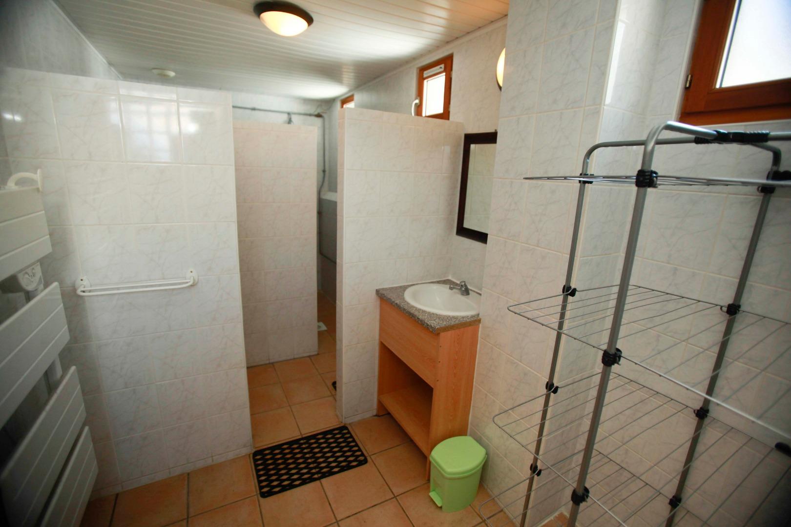 espace salle d'eau  niveau 2 ;2 douches + lavabo