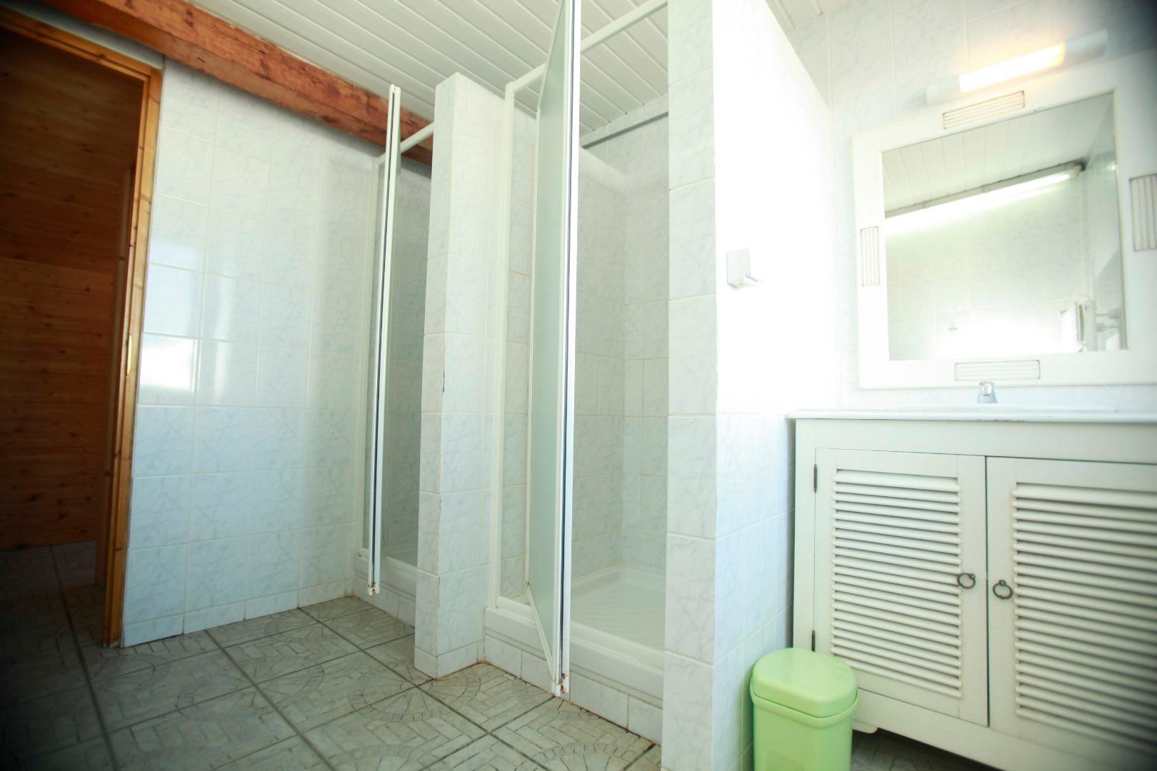 espace salle d'eau niveau 3 ; 2 douches + lavabo