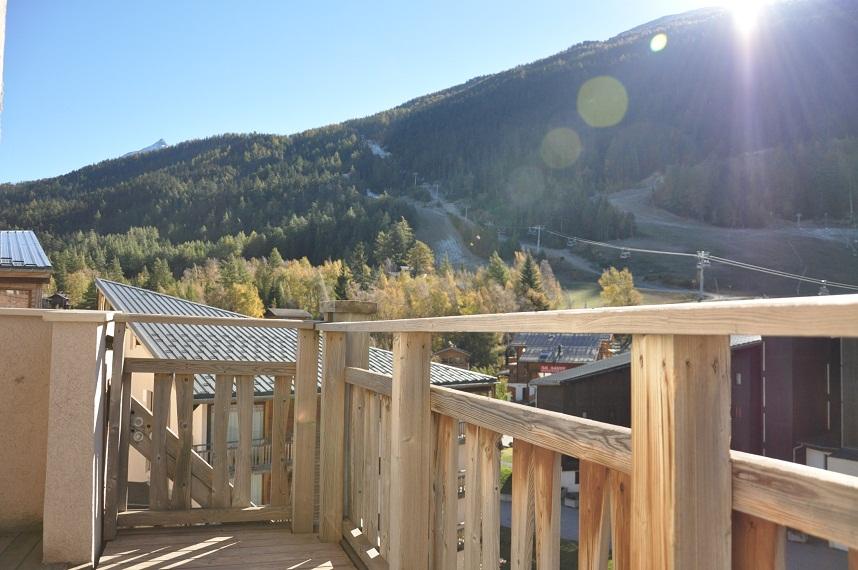 Vue sur les pistes de la terrasse en été