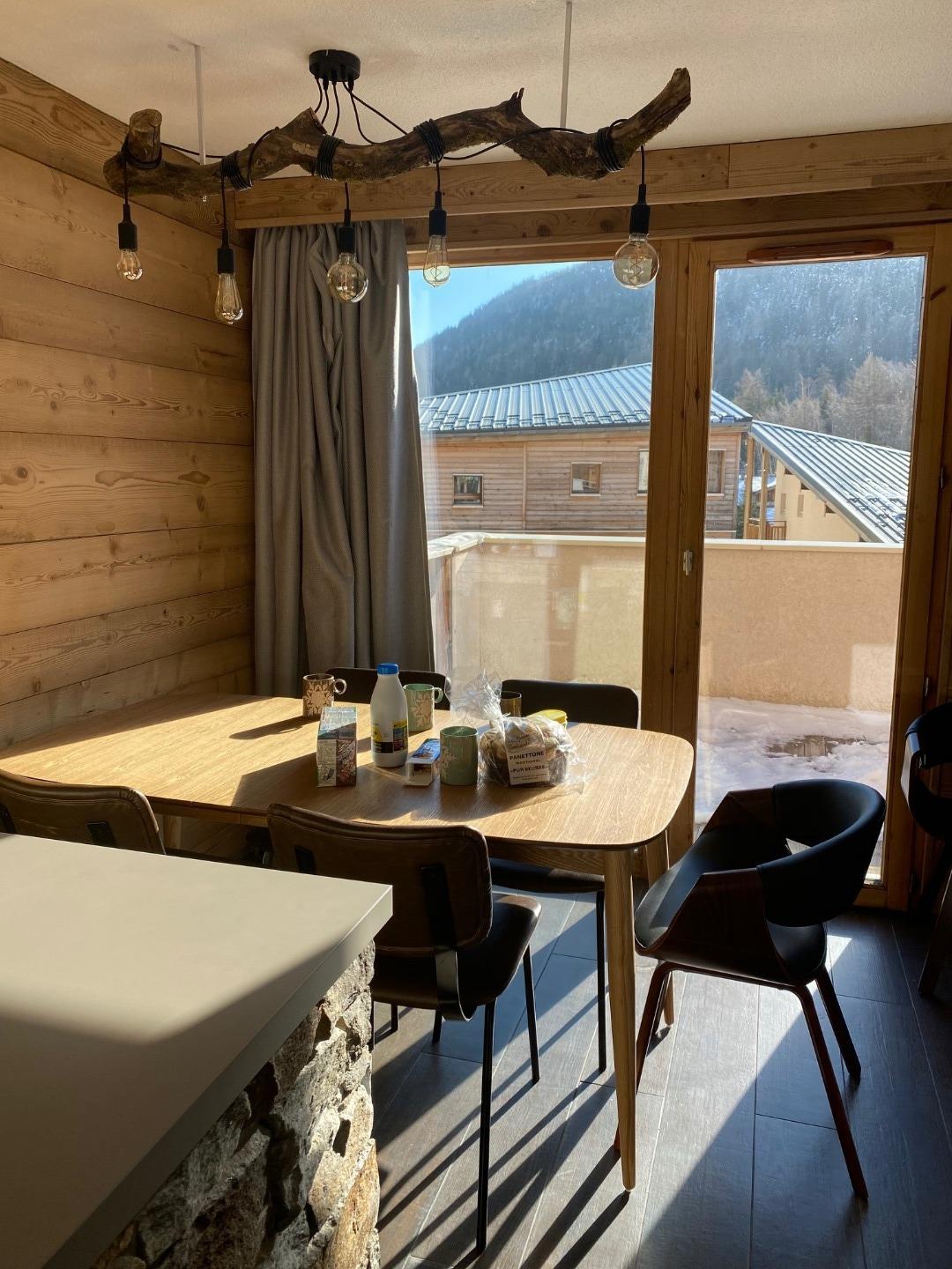 La table de la salle à manger et la terrasse

