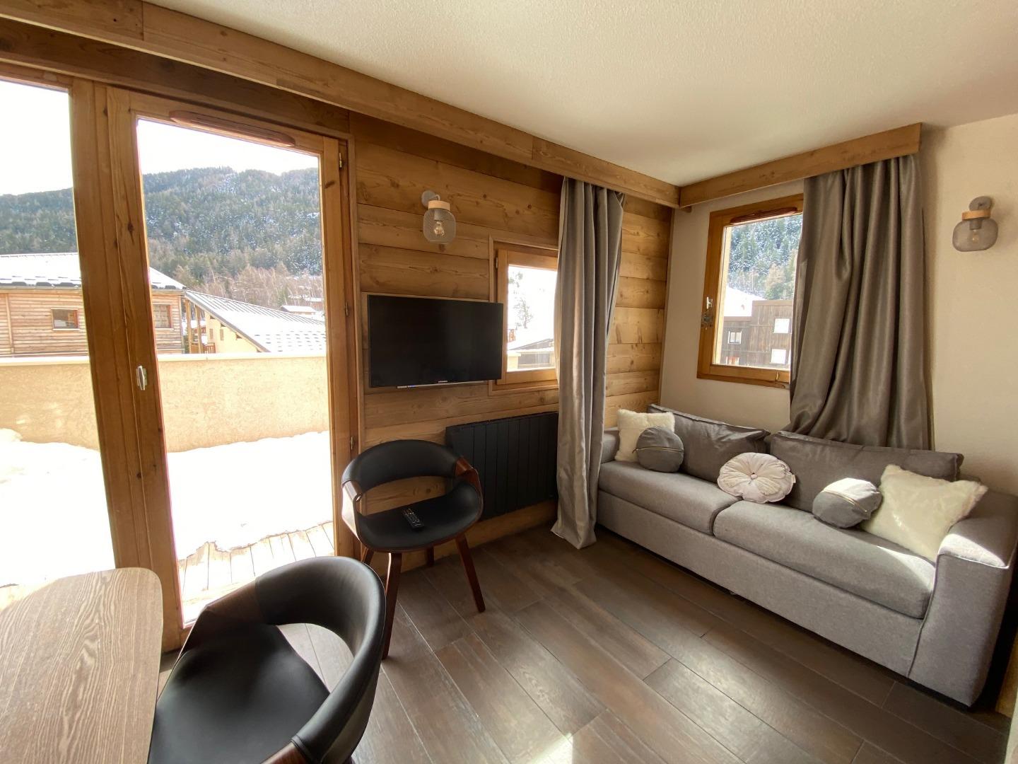 Le salon côté terrasse, vue pistes
Canapé convertible (deux couchages)