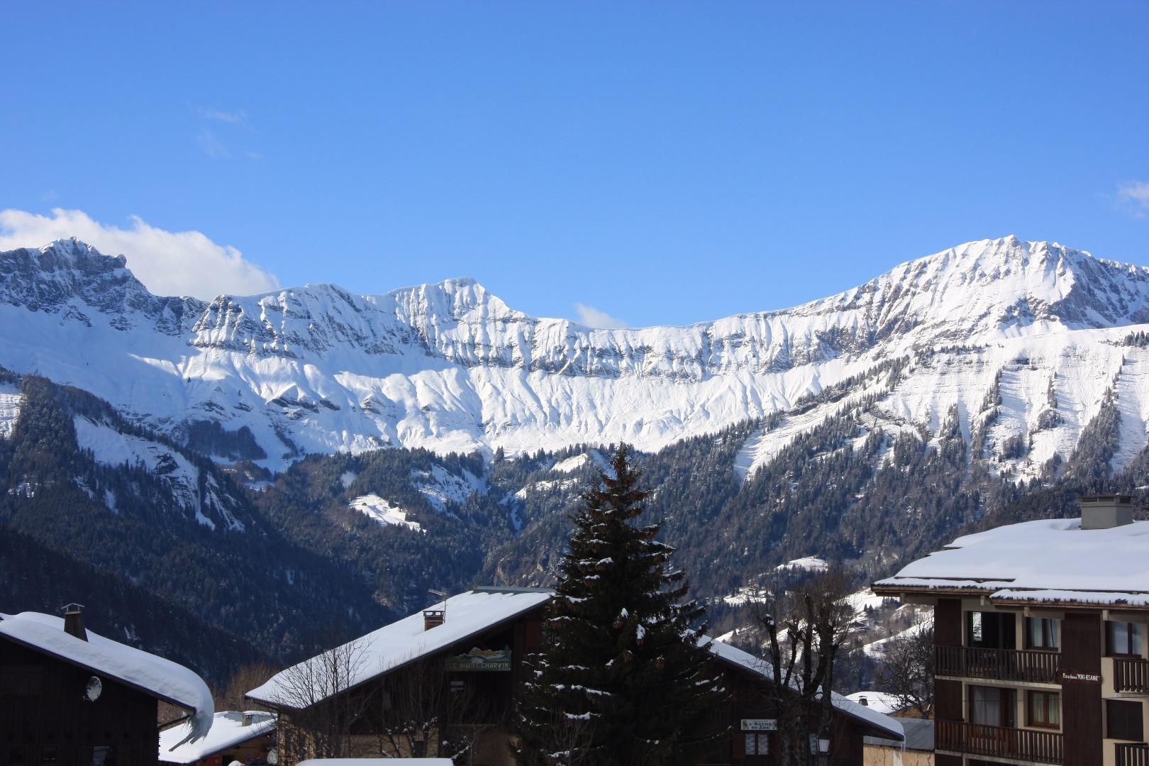 Le Mont Charvin : vue du télésiège du Cernix   