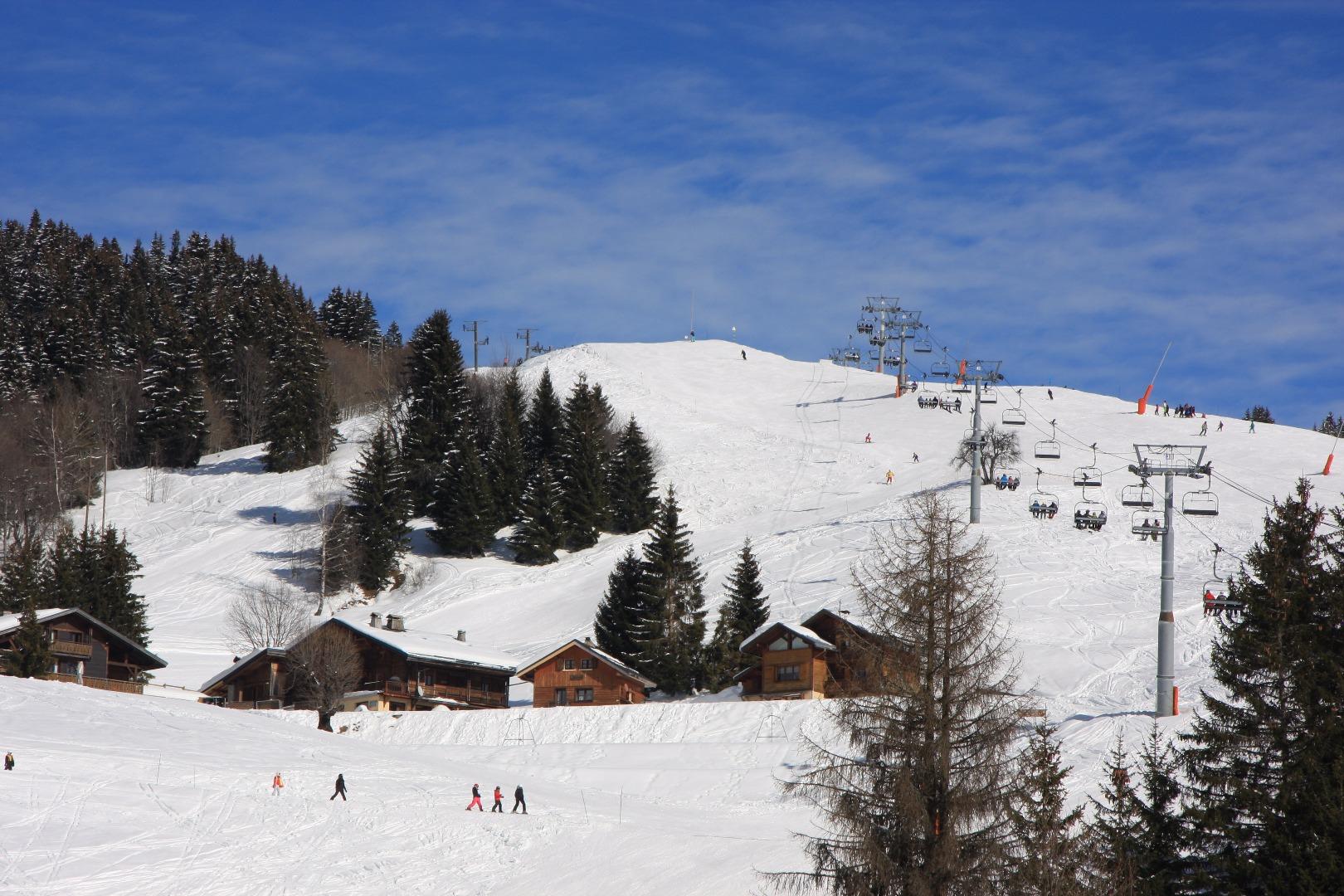 Le télésiège et les pistes au Cernix