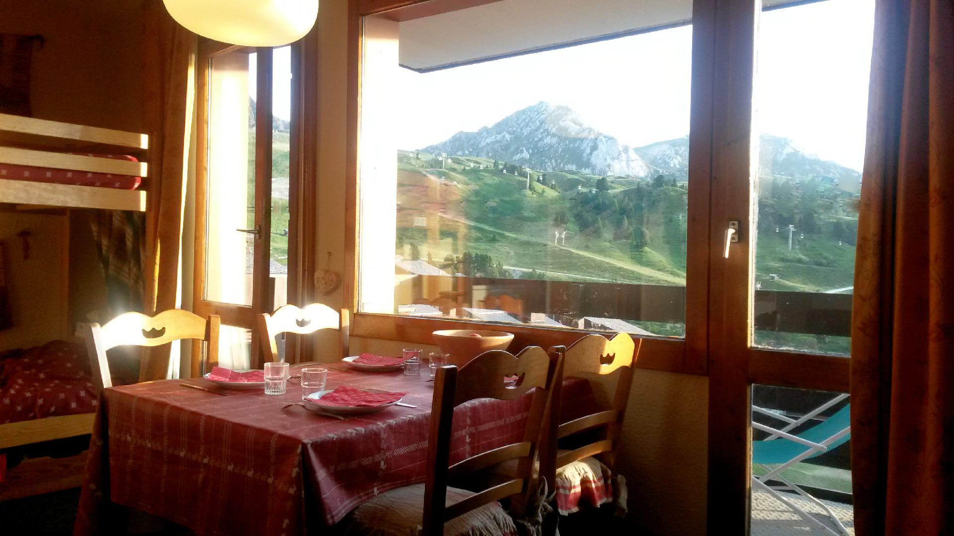 Le coin repas avec vue sur la montagne en été