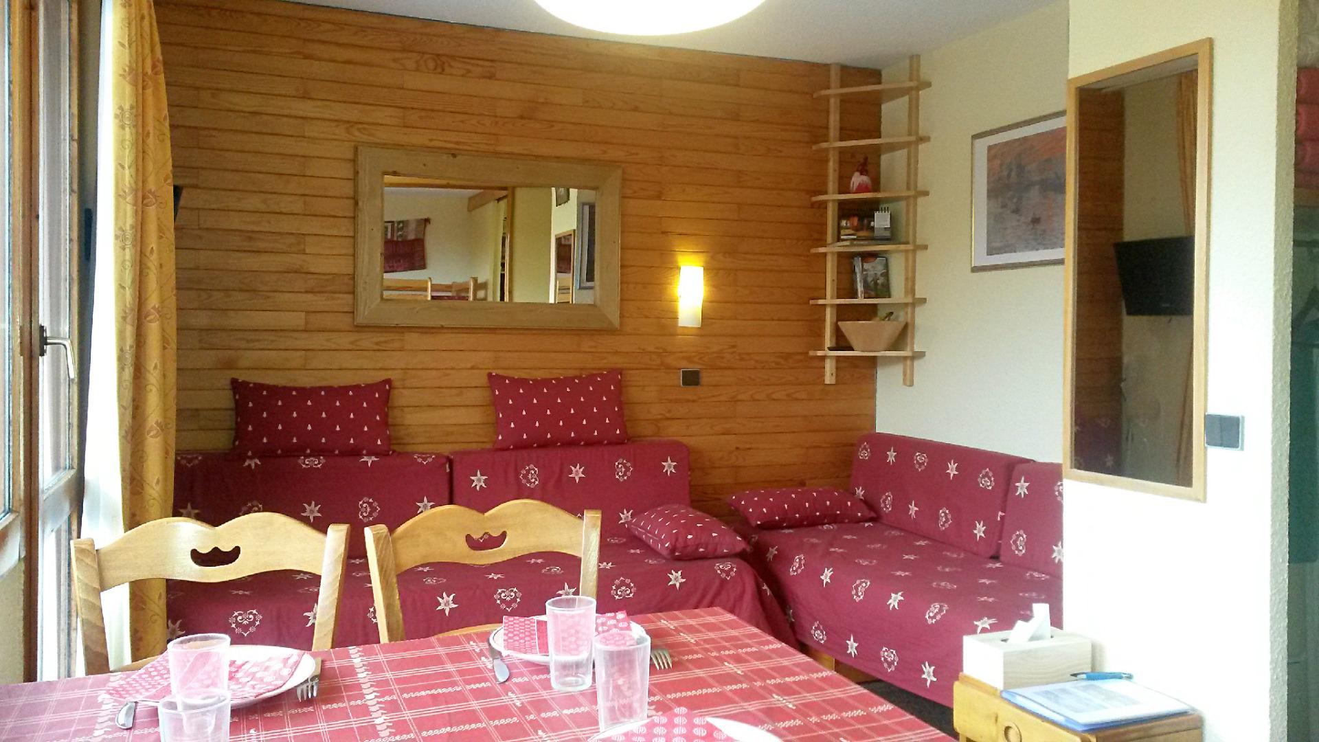 Le salon avec les deux banquettes lit