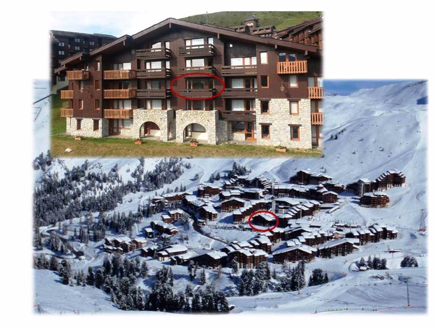 L'appartement CS1207 (en rouge) au 2ème étage de la résidence Croix du Sud (en rouge - vue en été) au cœur de Belle Plagne « bas »
