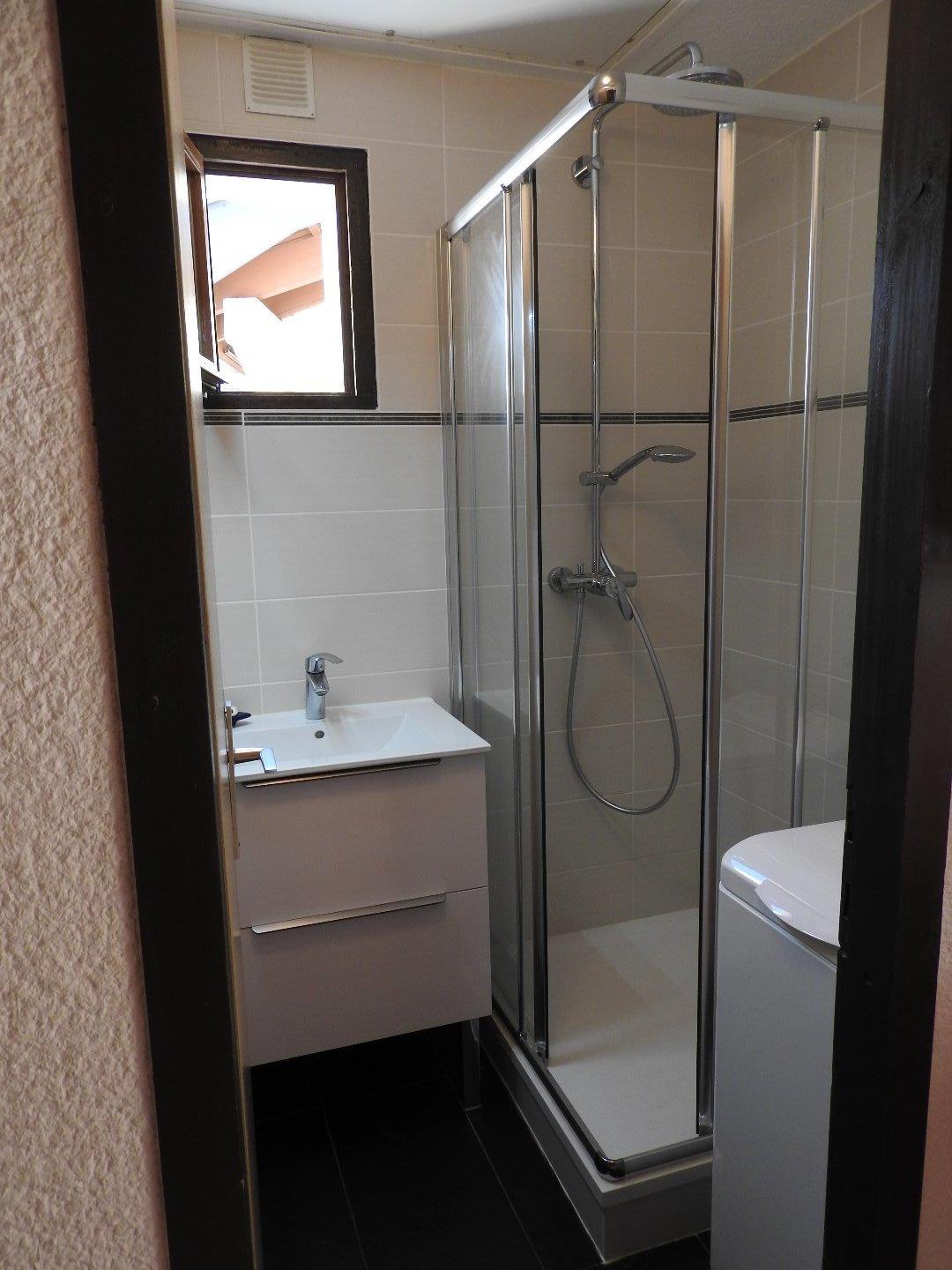 Salle d'eau avec lave-linge