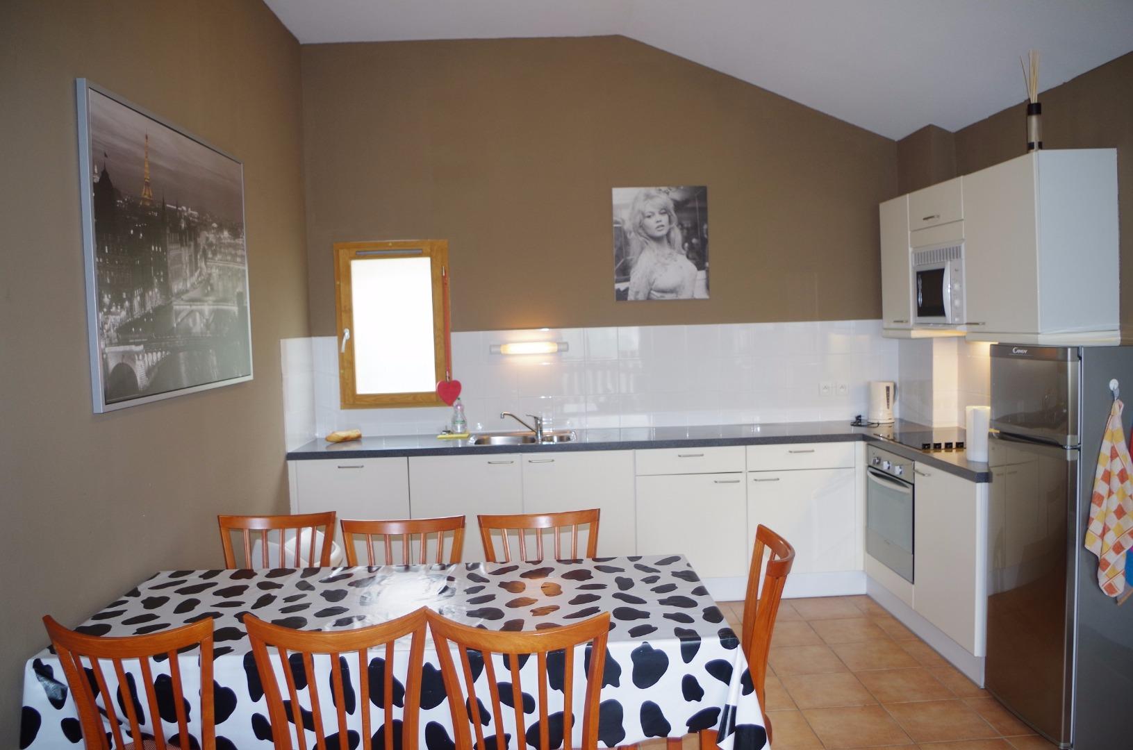 Cuisine toute équipée : lave vaisselle, hotte, four, micro-onde, plaque vitrocéramique, réfrigérateur/congélateur, cafetière expresso, crêpière, appareil à raclette, friteuse, pierrade...