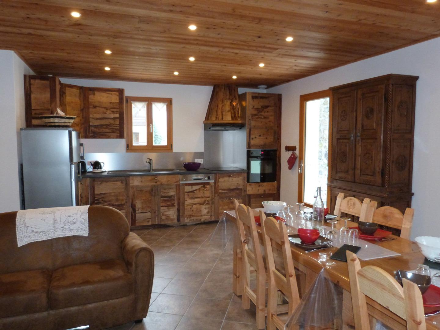 Pièce principale cuisine , salle à manger , salon au rez de chaussé acces direct à la terrasse , porte fenetre et grande baie vitrée