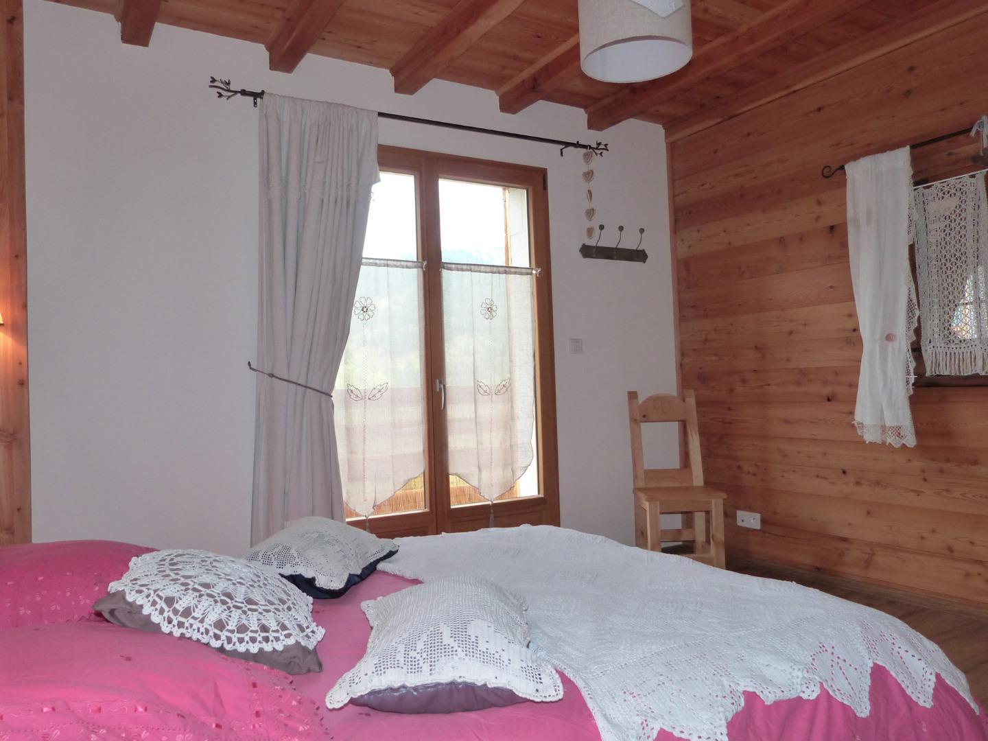 chambre 1er étage lit double 140 avec accés sur le balcon 