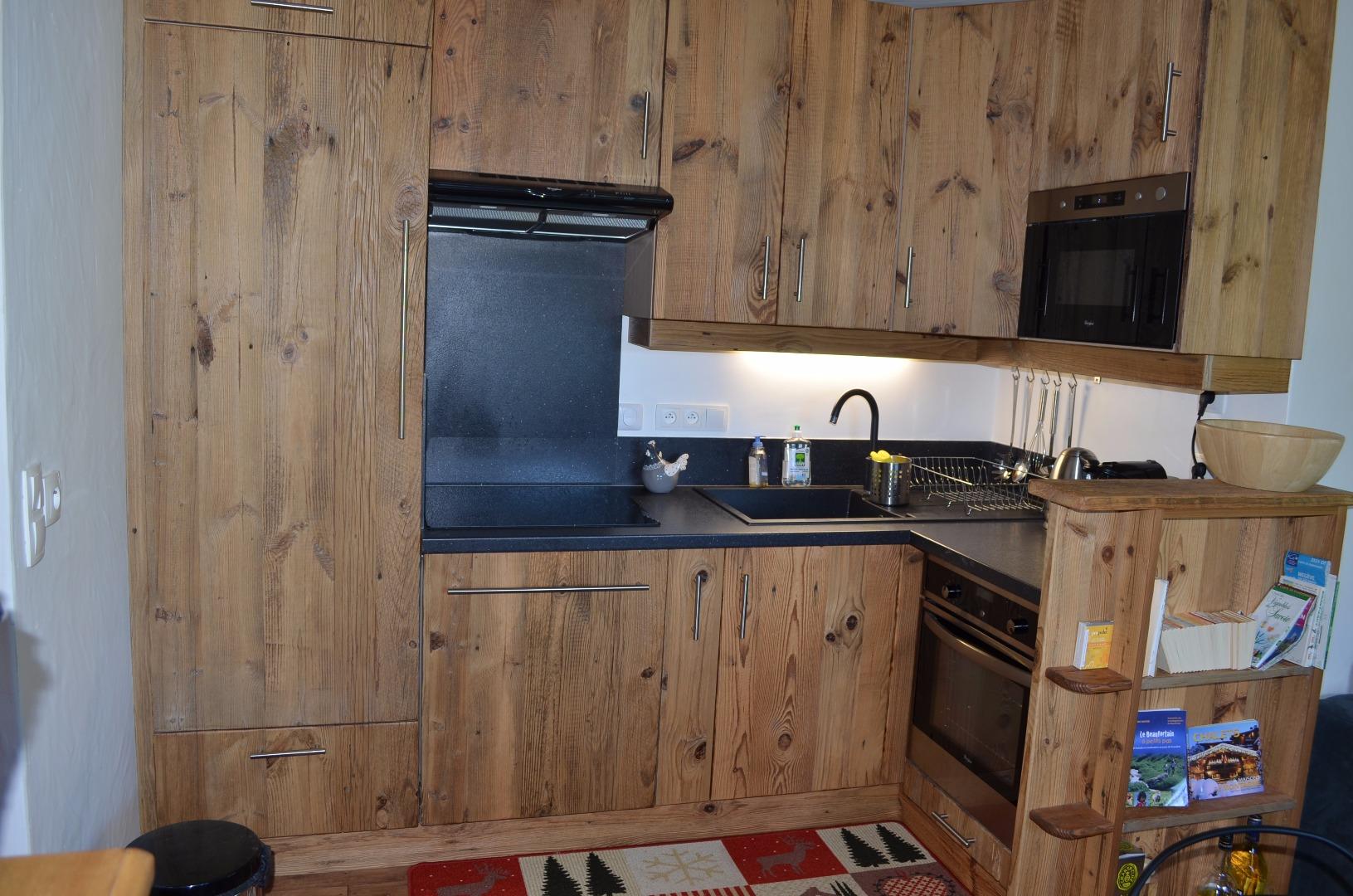 Cuisine équipée (grand réfrigirateur, four, four micro-ondes, lave vaisselle, plaques à induction)
