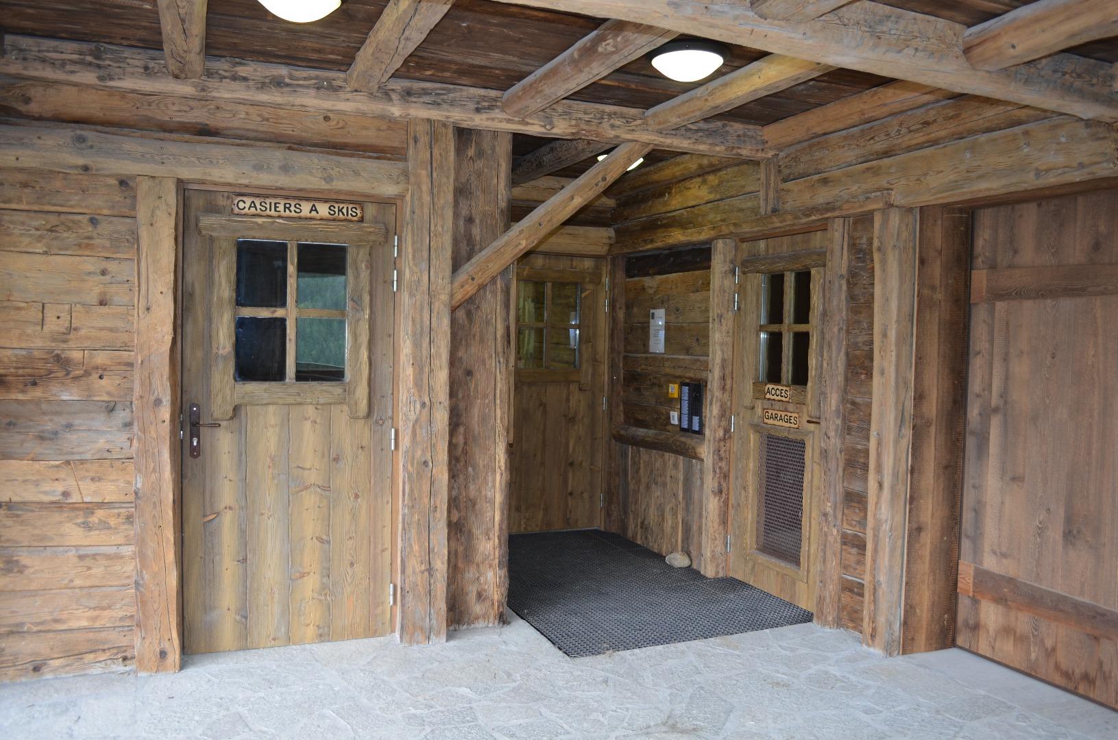 Hall d'entrée situé au rez de Chaussée, permettant l'accès aux appartements, aux casiers à ski et aux garages