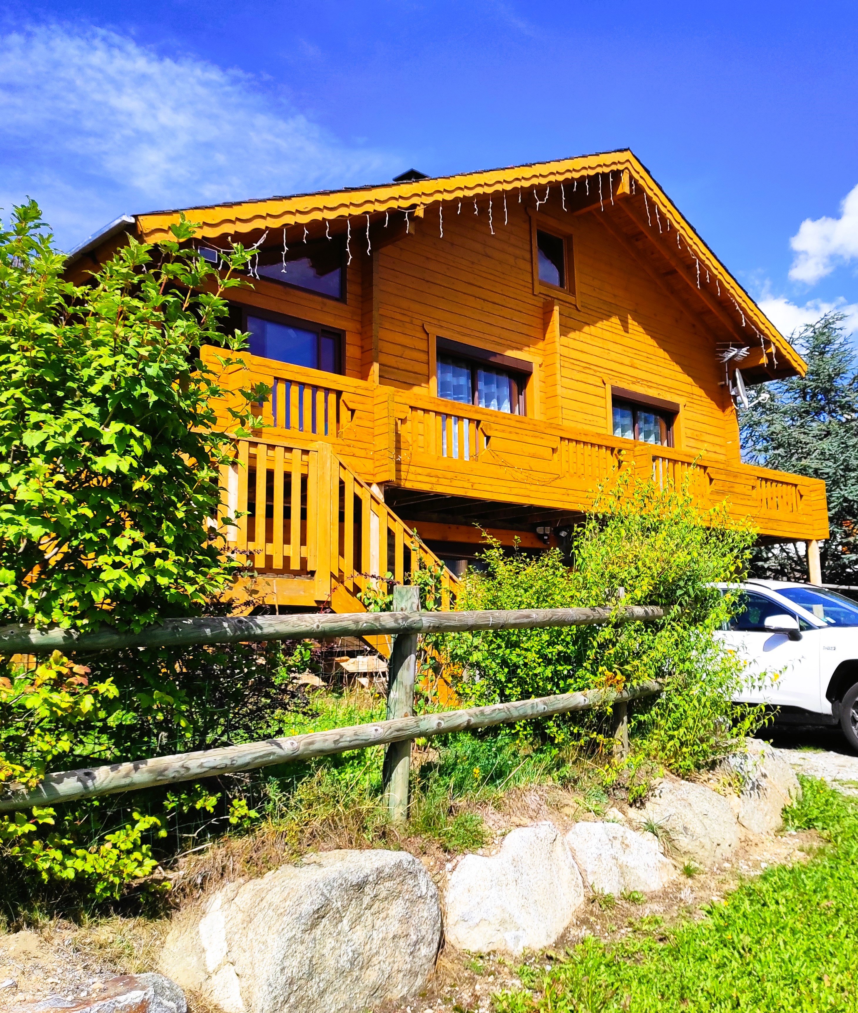 Vue du chalet sous le soleil cerdan