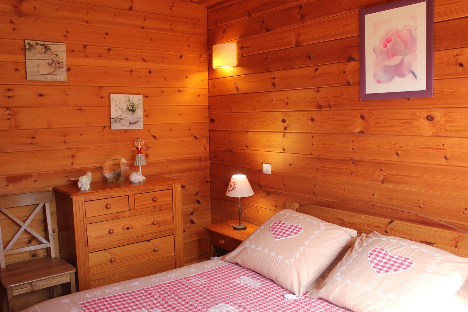 Chambre de 14 m2 premier étage : Exposition Est