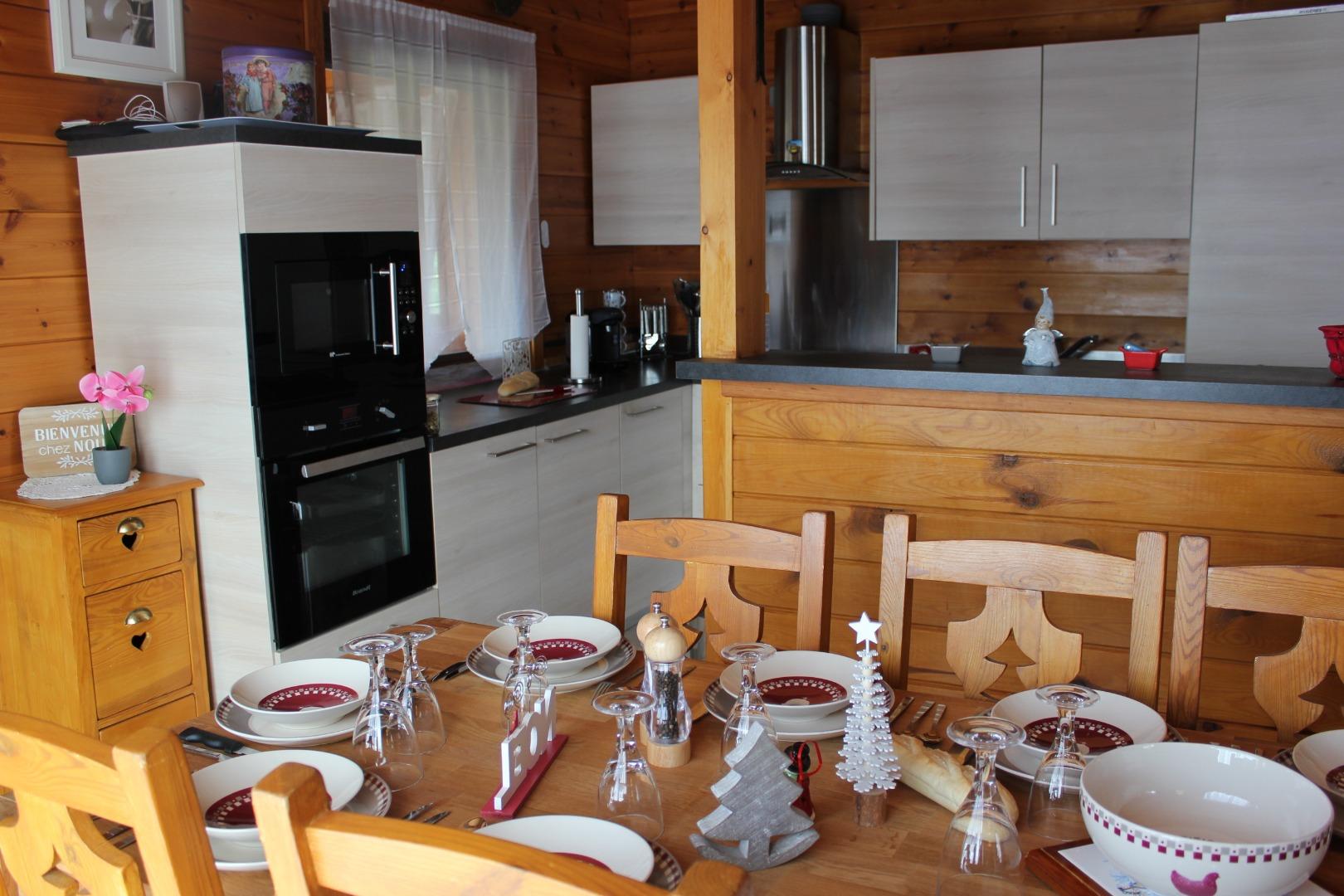 Cuisine américaine ouverte sur le séjour
Grande table en chène massif pouvant accueillir 10 convives.
Exposition Sud
Vue dégagée sur les montagnes