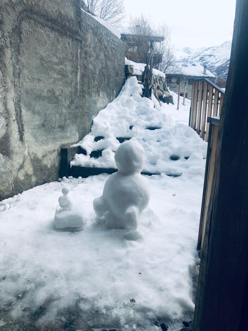 Sculptures faites par les enfants sur la terrasse enneigée !