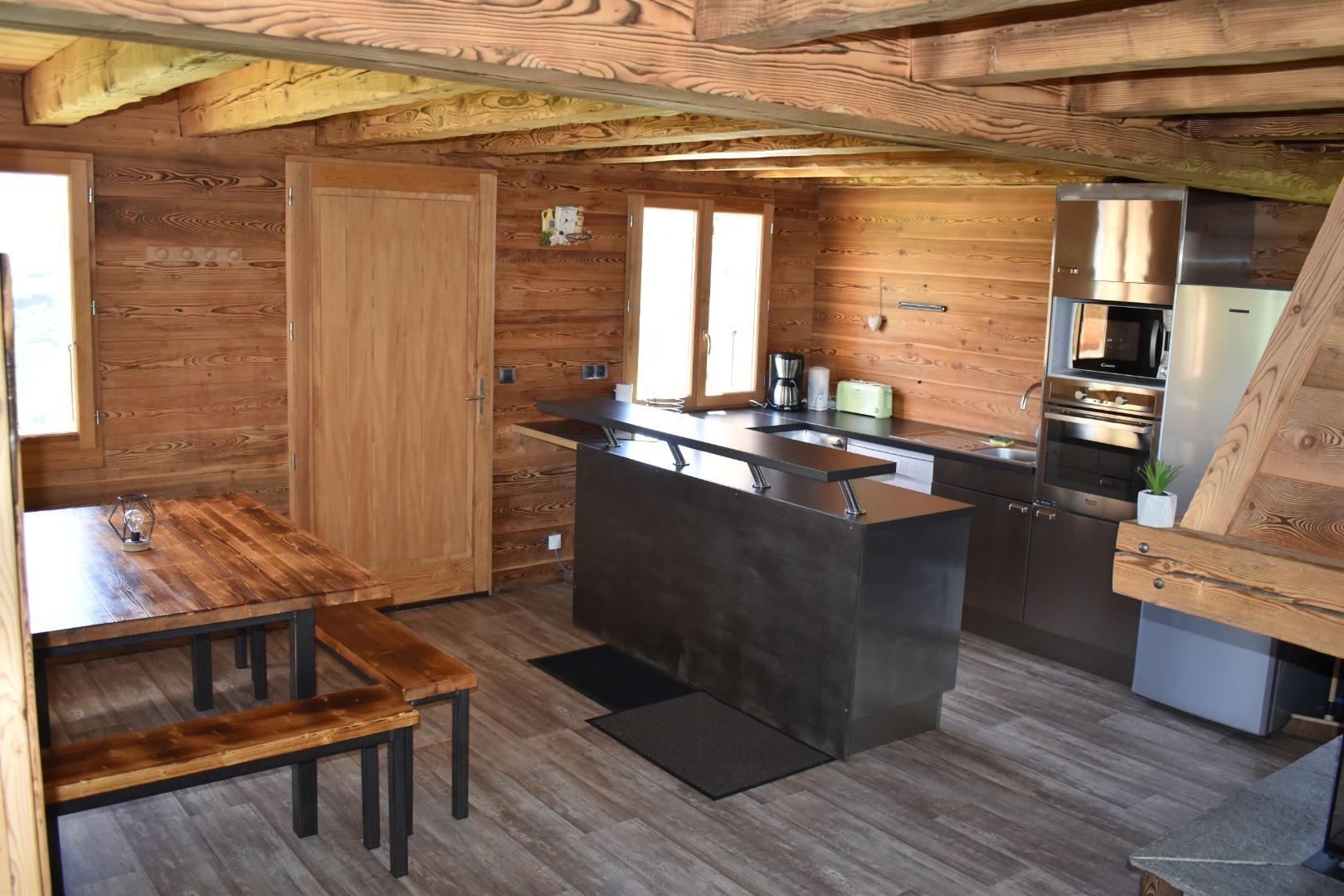 La table a manger et la cuisine 