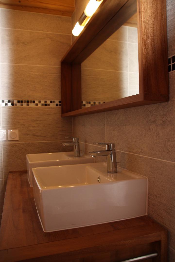 Grande salle de bain avec baignoire et double vasque