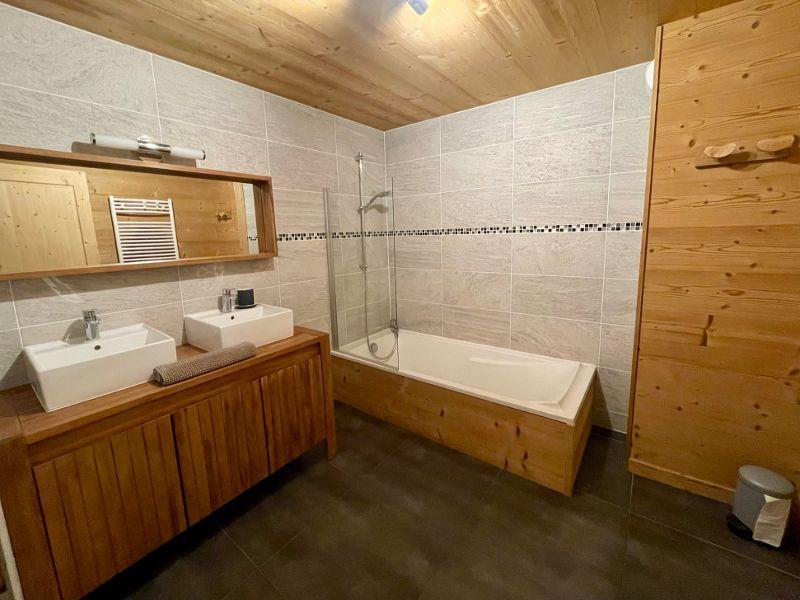 Grande salle de bain avec baignoire et double vasque