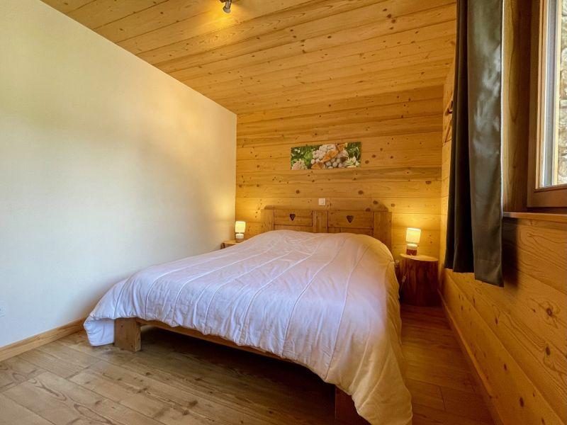 Suite parentale avec un grand lit de 160x200 possédant sa propre douche