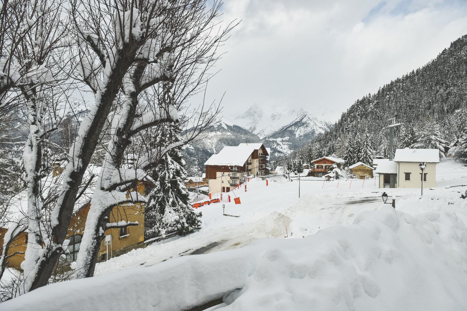 Vue de la terrasse sur la piste du Charmasson et du télésiège 