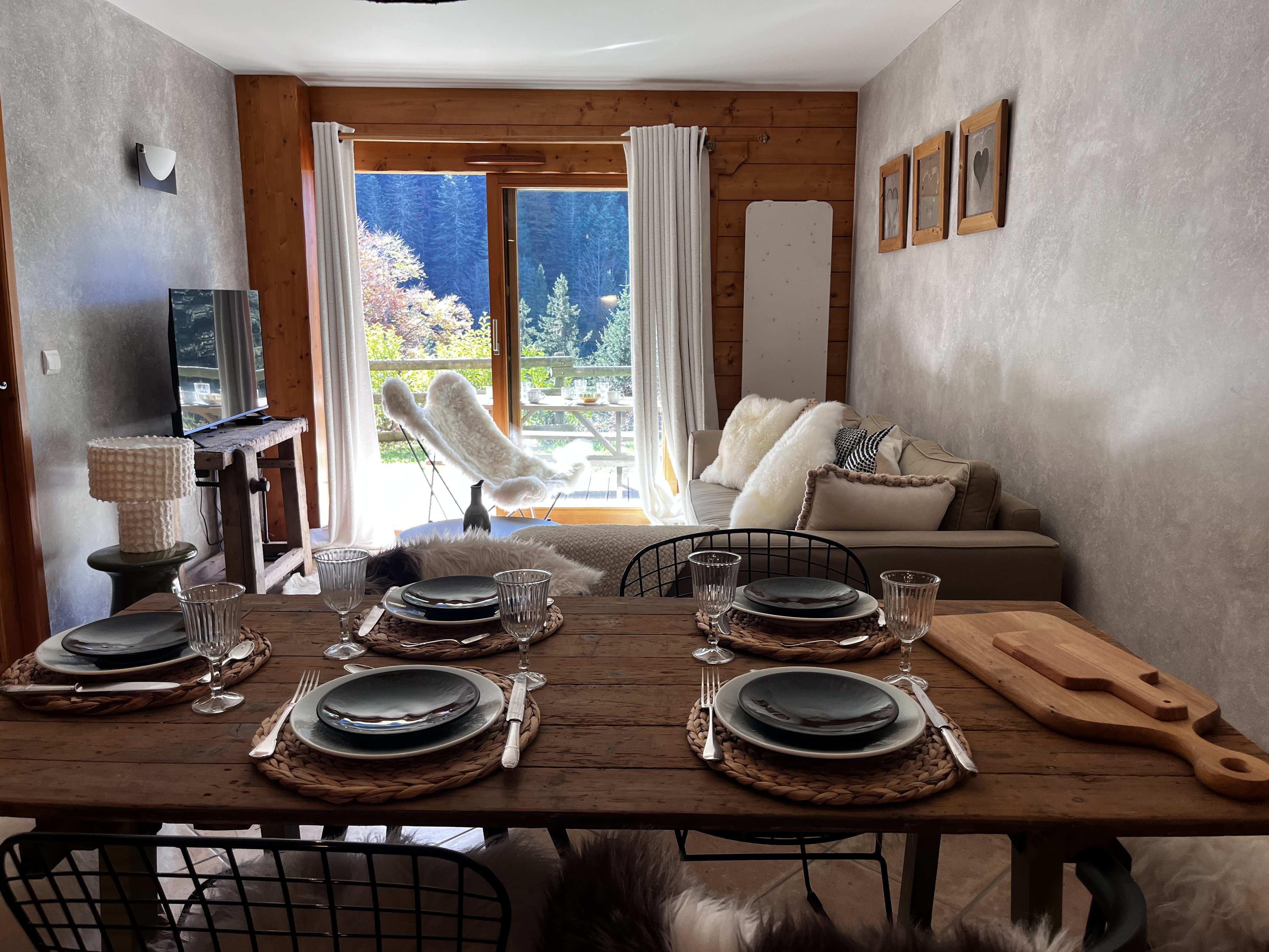 Coin repas et salon avec canapé convertible 160 