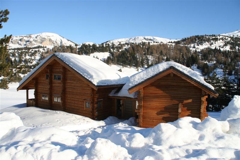 vue du chalet depuis la route.