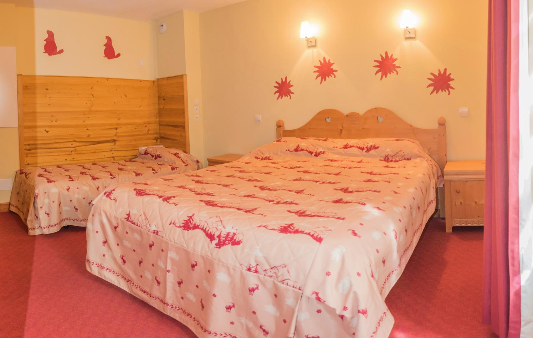 Chambre avec un lit double 160 et un lit simple 90, TV avec lecteur DVD et Wifi