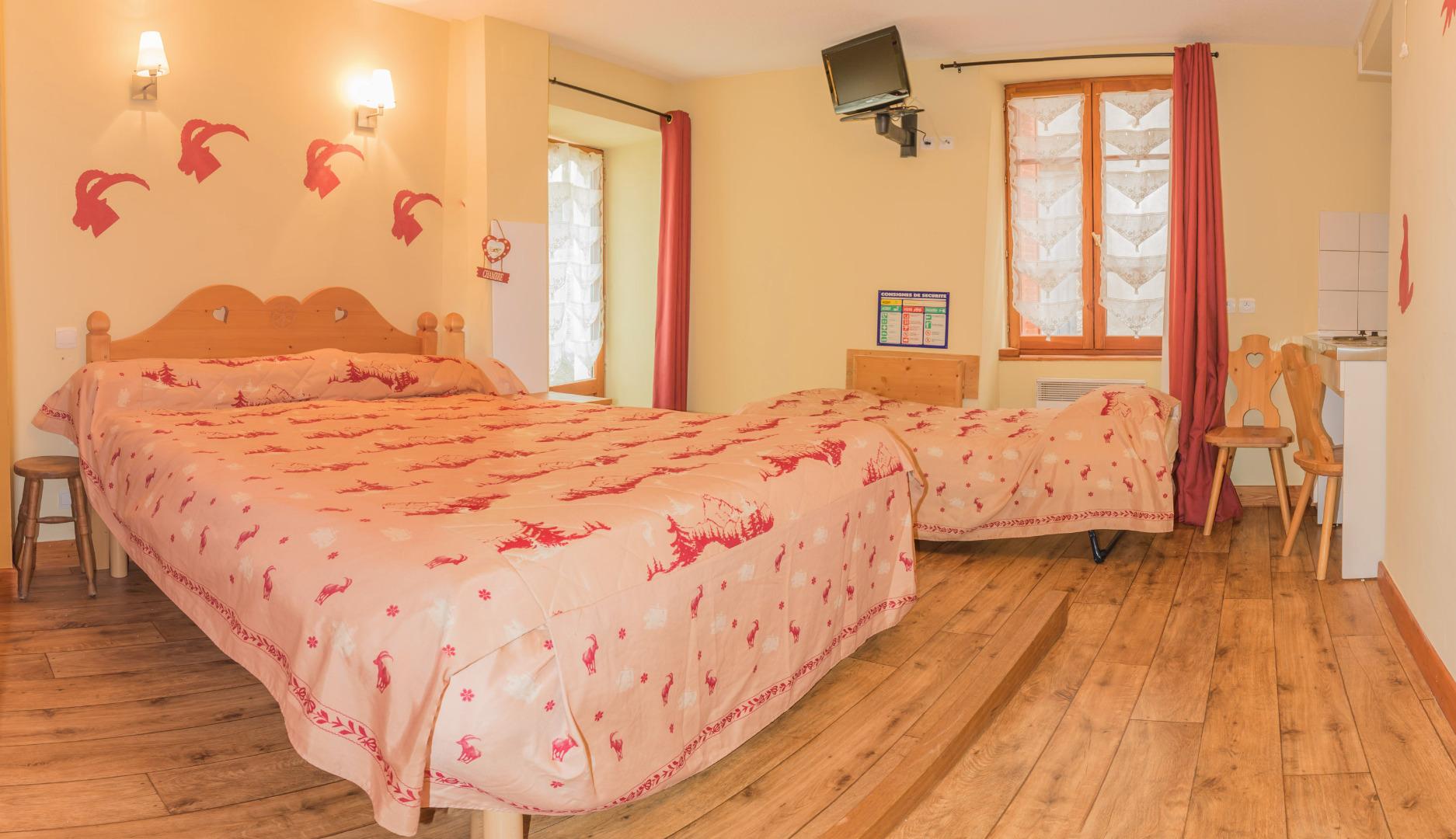 Chambre au RDC, adaptée aux handicapés avec coin cuisine : évier, plaques électriques et frigo. Télévision avec lecteur DVD et Wifi