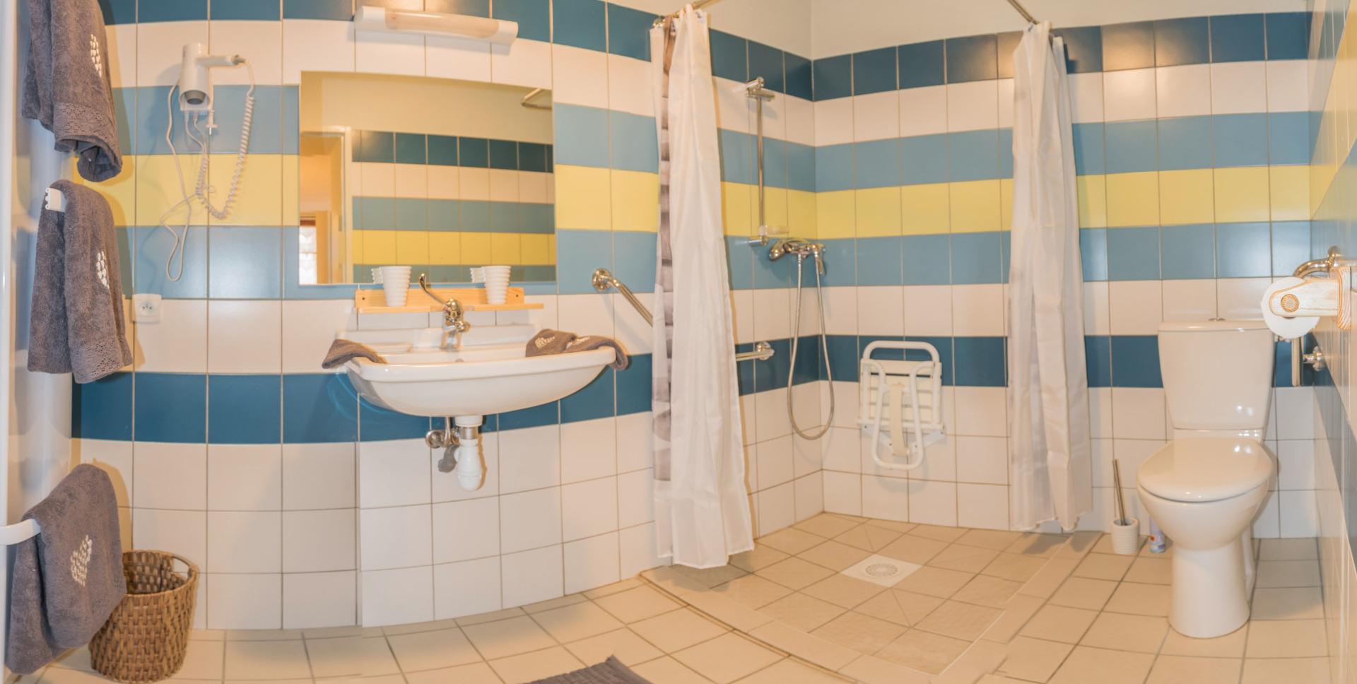 Salle de bain située au RDC, accessible aux handicapés. Sèche cheveux inclus