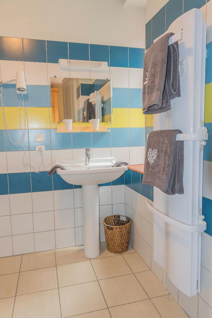 Salle de bain privative avec douche, lavabo et WC. Sèche cheveux inclus