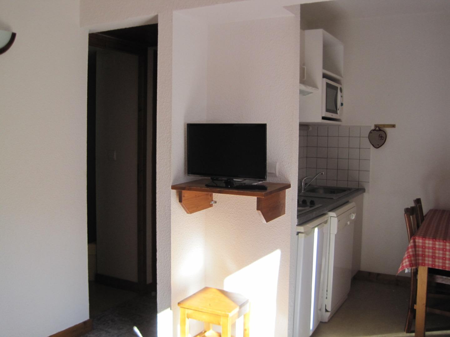 télévision et coin cuisine depuis le séjour