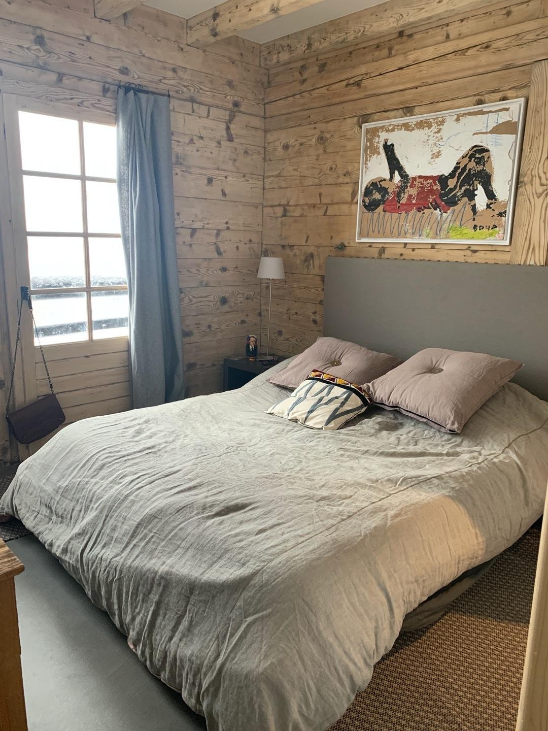 Chambre 2 lits rapprochés, sol béton teinté, lit 160 cm