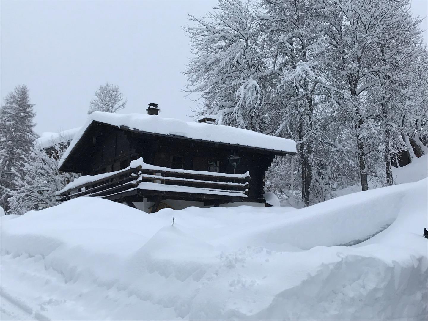 Vue chalet extérieur hiver