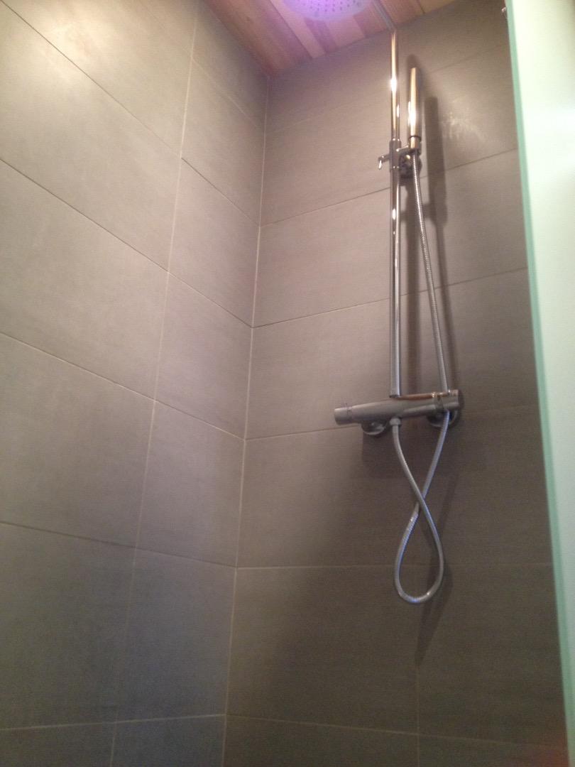 Grande douche à l' italienne avec pommeau pluie