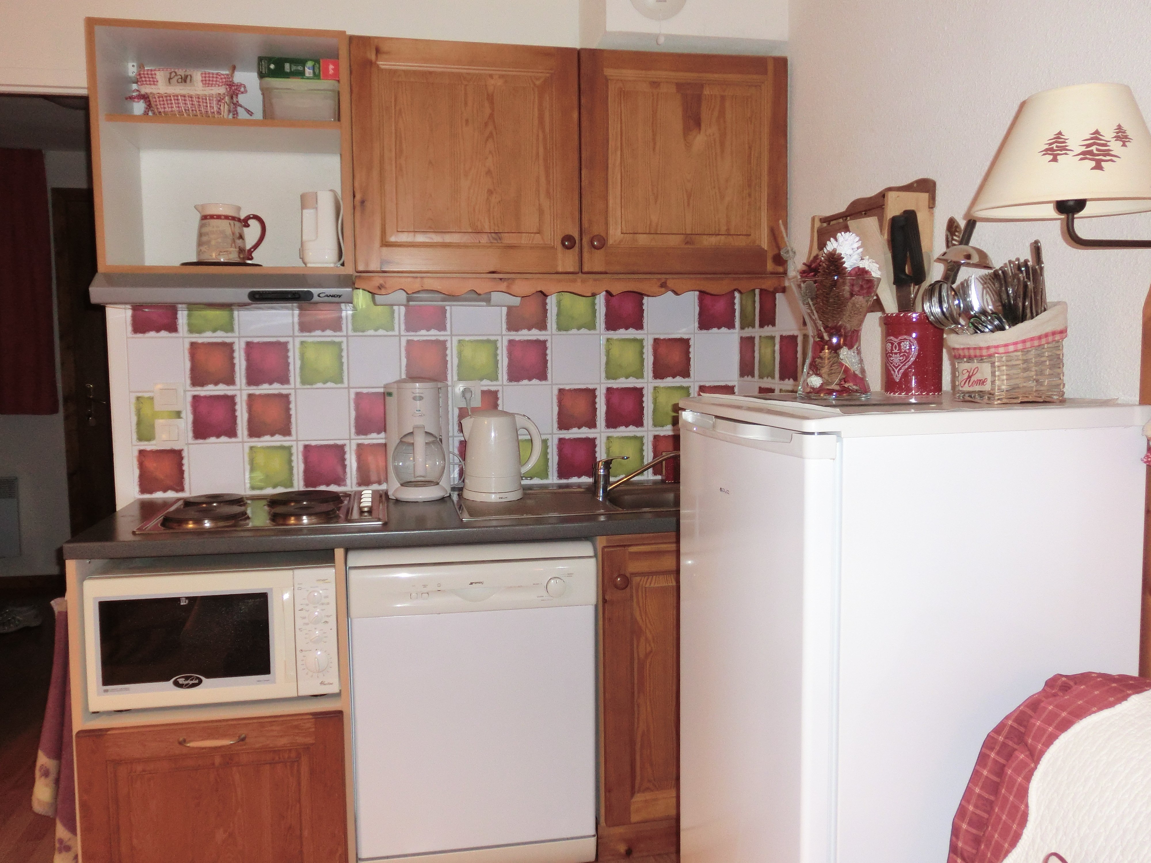 Le coin cuisine: plaques et hotte, lave-vaisselle, réfrigérateur et congélateur, four multi fonctions et microondes, bouilloire, cafetière à filtres et grille-pain