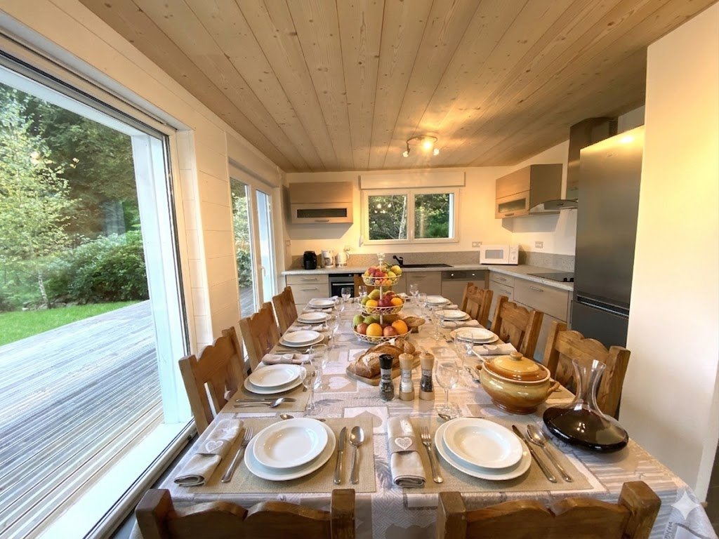 Cuisine entièrement équipée,  avec accès terrasse de plain-pied.