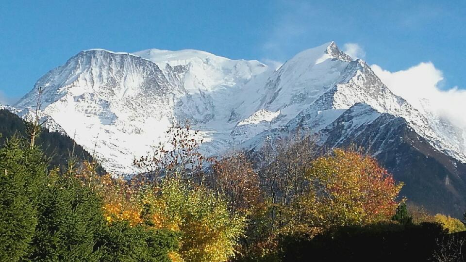 Vue sur la chaîne du Mont-Blanc en automne