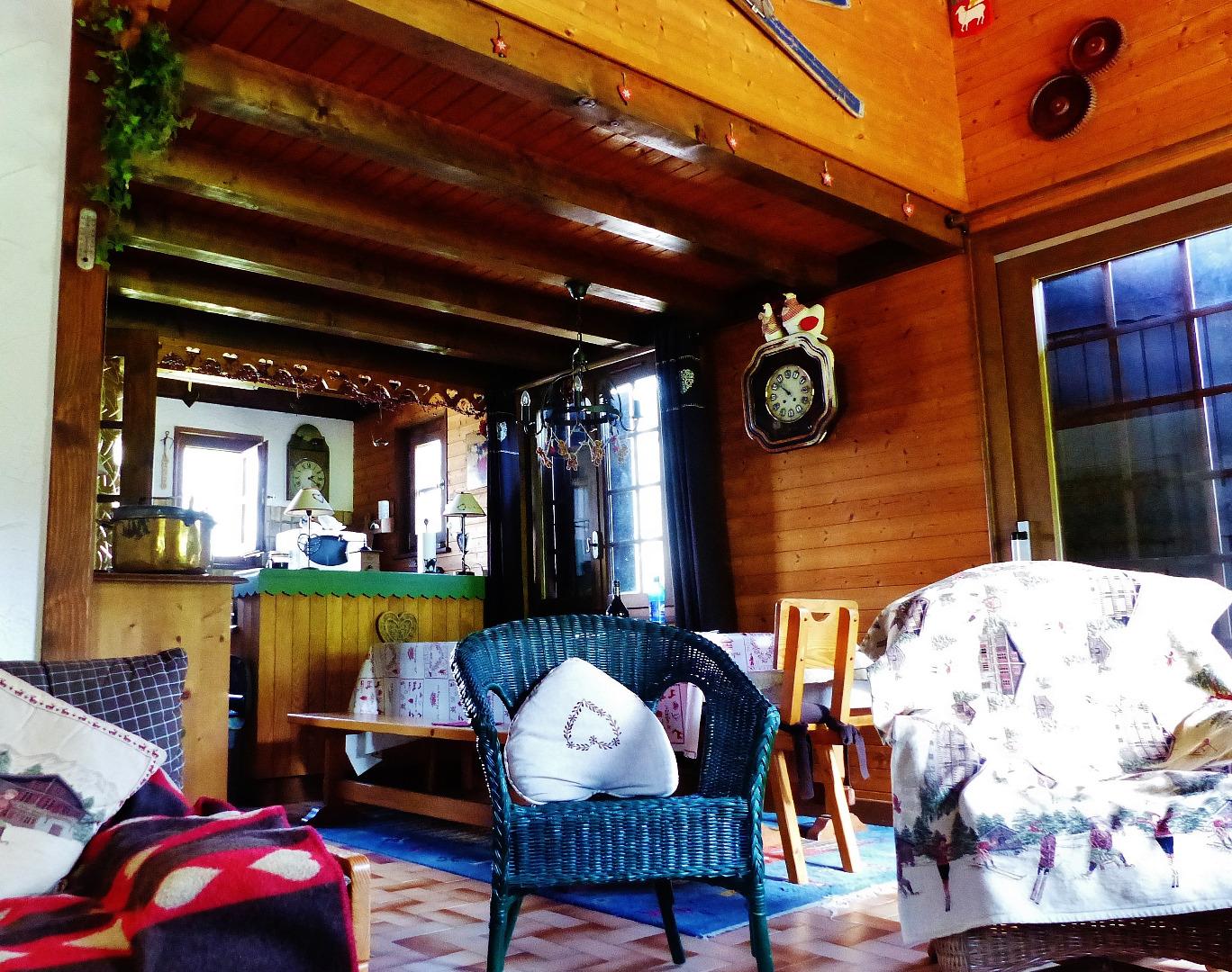 Salle à manger et cuisine bar au fond.