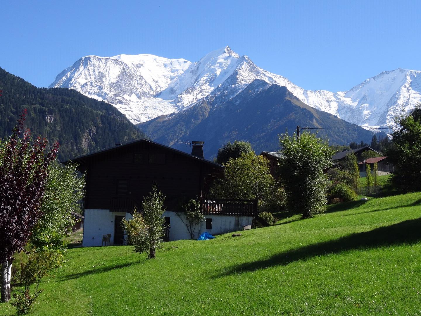 Chalet devant le massif du Mont-Blanc